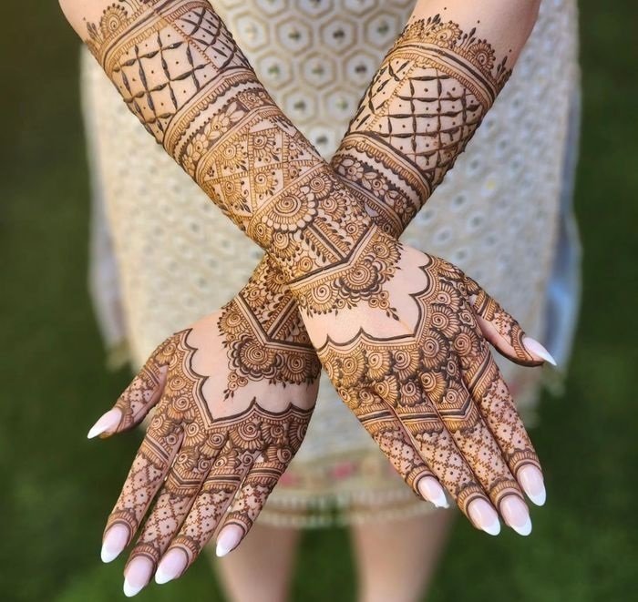 Top 10 Mehndi Back Side Designs: Stunning Ideas for Every Occasion 7 mehndi back side design,back side mehndi design,Back hand mehndi design,Simple back side mehndi design,Easy mehndi design for back hand mehndi back side design Top 10 Mehndi Back Side Designs: Stunning Ideas for Every Occasion mehndi back side design