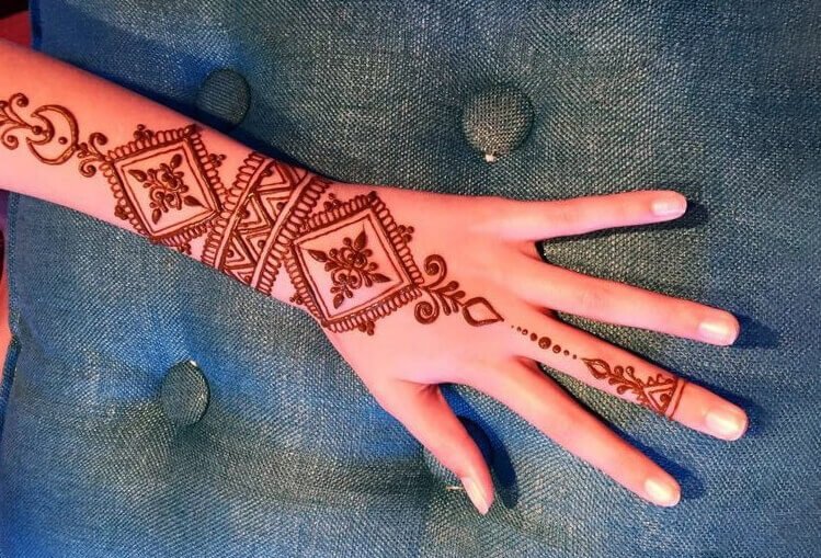 Top 10 Mehndi Back Side Designs: Stunning Ideas for Every Occasion 8 mehndi back side design,back side mehndi design,Back hand mehndi design,Simple back side mehndi design,Easy mehndi design for back hand mehndi back side design Top 10 Mehndi Back Side Designs: Stunning Ideas for Every Occasion mehndi back side design