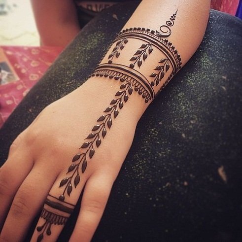 Top 10 Simple Mehndi Design Easy For Beginners and All Occasions 6 simple mehndi design easy,stylish back hand mehndi designs simple mehndi design easy Top 10 Simple Mehndi Design Easy For Beginners and All Occasions simple mehndi design easy