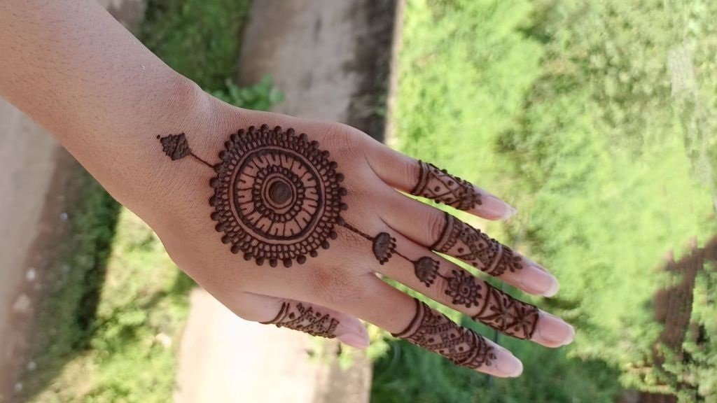 Top 10 Round Shape Back Hand Mehndi Flower Designs 1 round shape back hand mehndi flower design,circle mehndi design back hand round shape back hand mehndi flower design Top 10 Round Shape Back Hand Mehndi Flower Designs round shape back hand mehndi flower design