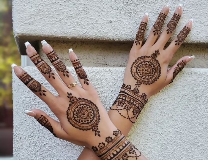 Top 10 Back Hand Side Mehndi Design 3 back hand side mehndi design,simple mehndi design back hand back hand side mehndi design Top 10 Back Hand Side Mehndi Design back hand side mehndi design