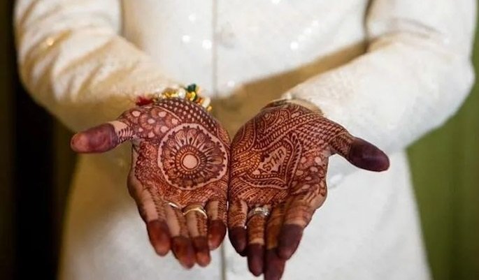 Top 10 Figure Mehndi Design: Artistic Styles for Hands 1 figure mehndi design,Bridal figure mehndi design,Figure mehndi design for hands,Royal figure mehndi patterns,Traditional figure mehndi art figure mehndi design Top 10 Figure Mehndi Design: Artistic Styles for Hands figure mehndi design